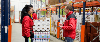 Logistikmitarbeiter unterhalten sich Logistikmitarbeiter unterhalten sich